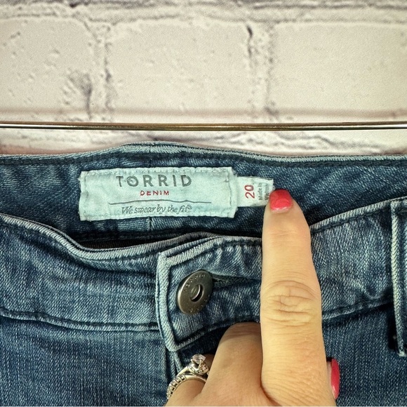 Torrid denim Jean Shorts Floral Embroidery sz 20 boho western festival - Picture 2 of 8